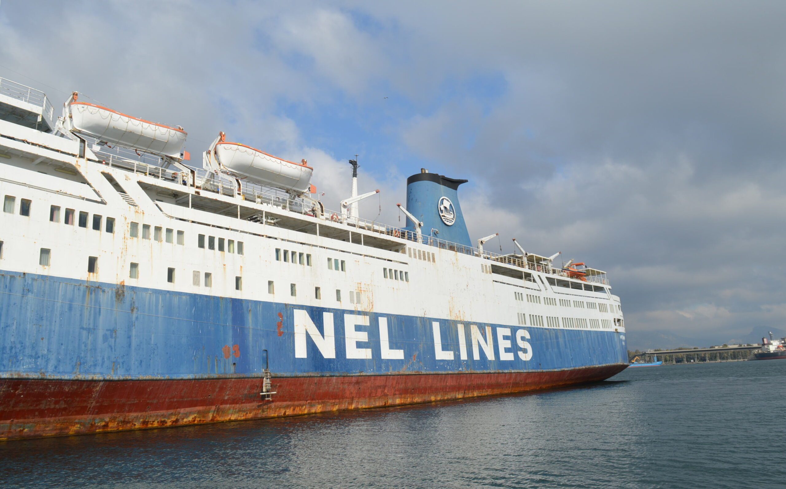 Read more about the article Απομακρύνθηκε το 13ο επικίνδυνο-επιβλαβές πλοίο από την Ελευσίνα
